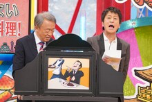 「池上彰の関西人が知らないKANSAI」で紙芝居に臨むブラックマヨネーズ吉田（右）と池上彰。(c)関西テレビ