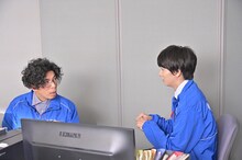 ドラマ「病院の治しかた～ドクター有原の挑戦～」に出演する片桐仁（左）。