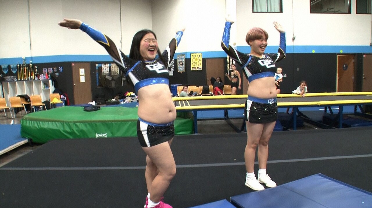 ガンバレルーヤが“西アメリカ最強”チームとチアリーディング特訓