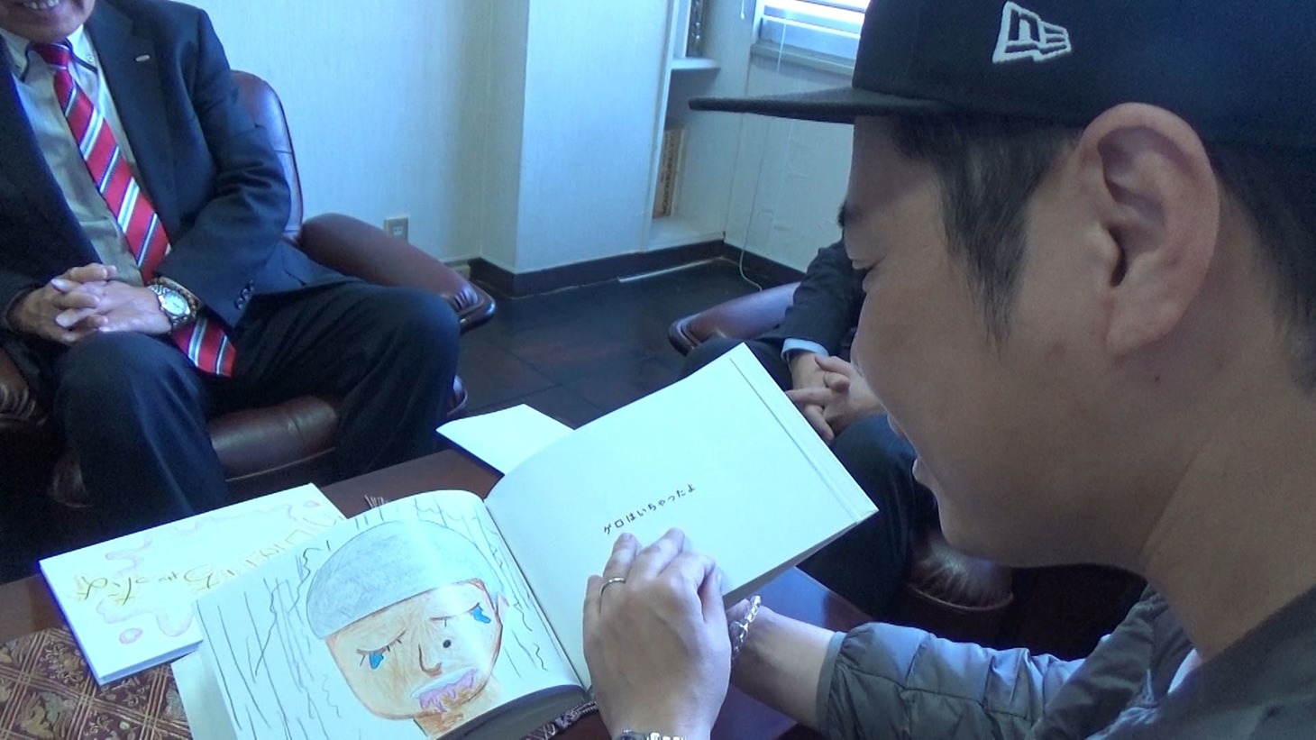 完成した絵本を手にするライセンス藤原。(c)MBS