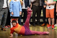 「準決勝 其の1」のエンディングの様子。シャッターチャンスを作るフォーリンラブ・バービー。