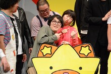 にゃんこスター・アンゴラ村長になりきるAマッソ加納（右）。
