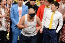 安田大サーカス・クロちゃんのモノマネを披露するクマムシ長谷川。