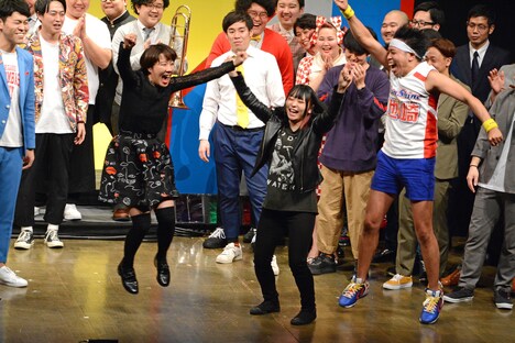 結果を聞いて飛び跳ねる（左から）Aマッソ村上、にゃんこスター・アンゴラ村長、サンシャイン池崎。