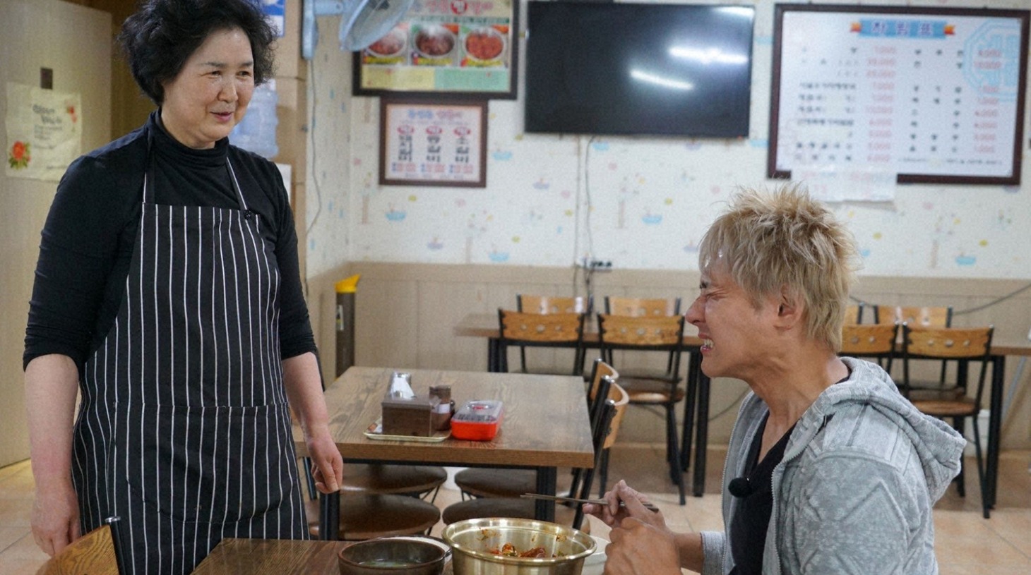 「迷宮グルメ 異郷の駅前食堂」で韓国を訪れ、人生で一番辛いキムチを食べるヒロシ（右）。(c)BS朝日