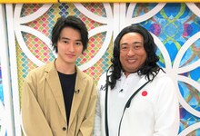 左から山崎賢人、藤子康男。(c)日本テレビ
