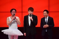 MCを務めたアインシュタインと中田カウス（右）。