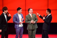 話題賞を受賞したミルクボーイ。