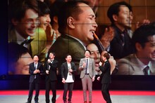 かまいたち山内にネタをパクられハンカチを噛むミルクボーイ内海がスクリーンに映し出された場面。