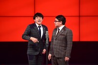 漫才を披露するミキ。