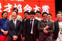 囲み取材の様子。