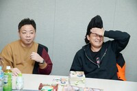 “餌づけ”関係を語るダイアン・ユースケ（左）とミサイルマン岩部（右）。