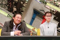 「全力！脱力タイムズ」に出演する（左から）ロバート秋山、岡崎紗絵。(c)フジテレビ