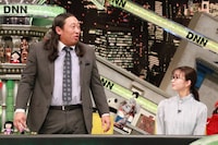 （左から）ロバート秋山、岡崎紗絵。(c)フジテレビ