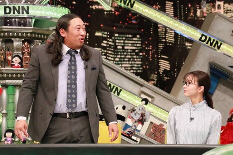 （左から）ロバート秋山、岡崎紗絵。(c)フジテレビ