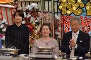左から山本美月、谷亮子、みのもんた。(c)読売テレビ