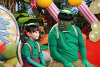 バナナマン日村扮する“緑のおじさん”と、その愛娘パー子。