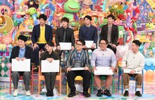 「アメトーーク！」の「芸人持ち込み企画 プレゼン大会」に出演する（前列左から）小籔千豊、友近、ナイツ土屋、いけだてつや、ジャングルポケット太田、（後列左から）からし蓮根、さや香。(c)テレビ朝日