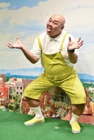 モンスターをイメージして写真撮影に応じる安田大サーカス・クロちゃん。