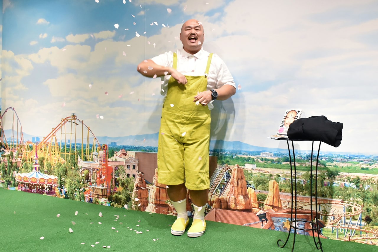 紙吹雪をまく安田大サーカス・クロちゃん。