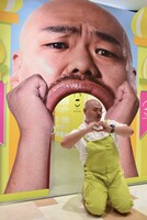 「クロちゃんのモンスターパーク」エントランスで写真撮影に応じる安田大サーカス・クロちゃん。