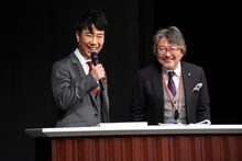 左から藤井隆、井上肇氏、