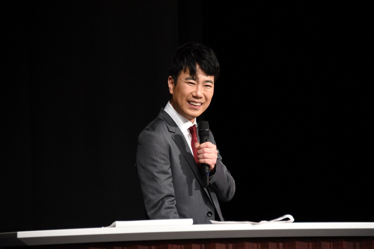 笑顔を見せる藤井隆。