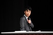 笑顔から瞬時に真顔になる藤井隆。