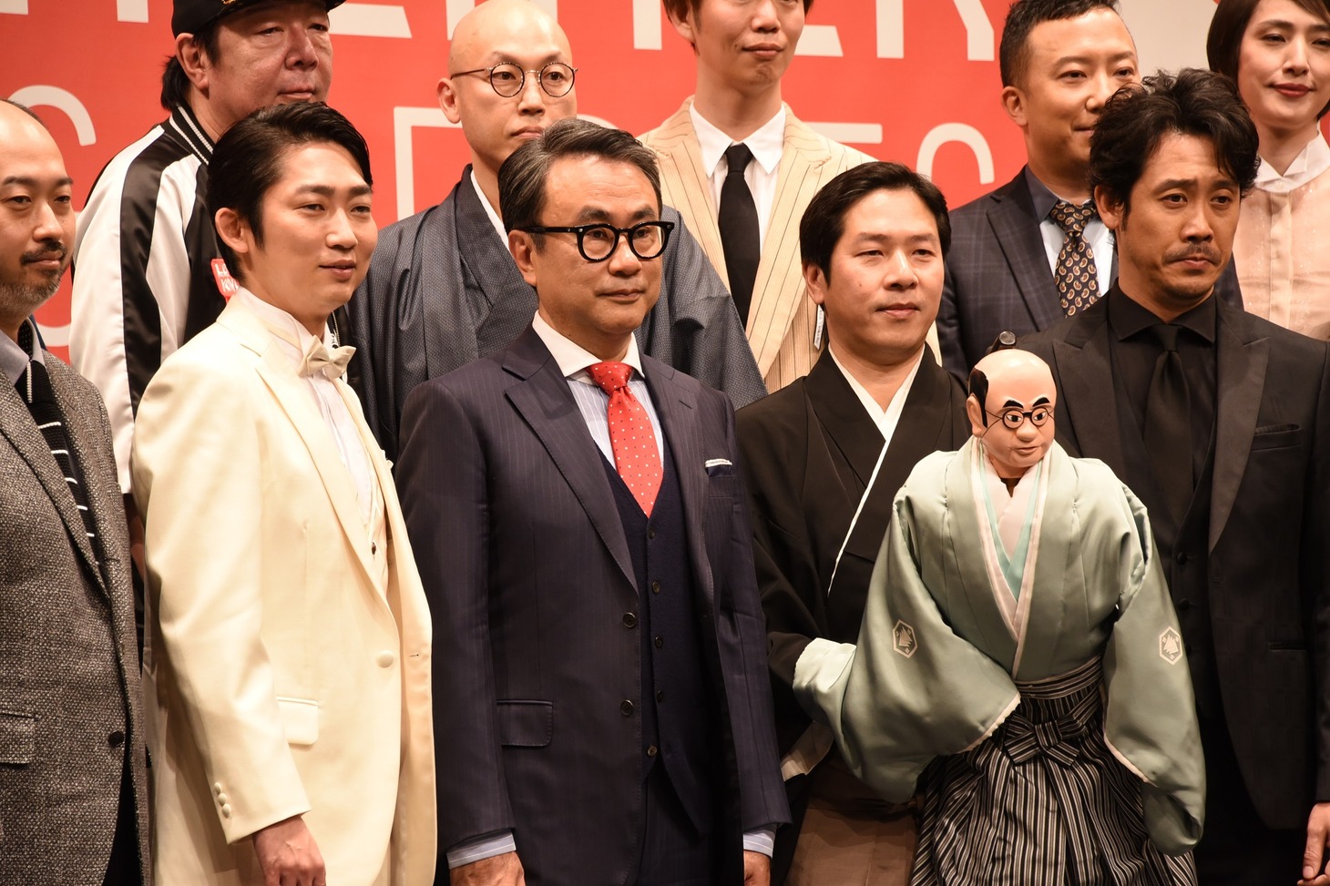 記者会見の登壇者たち。