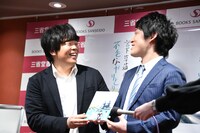 囲み取材に応じる宮下草薙。