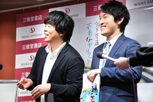 マネージャーの首を締めてしまった事件を「じゃれ合い」だと説明する宮下草薙・草薙（左）。