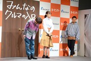 登壇する(左から)横浜流星、飯豊まりえ、四千頭身・後藤。