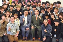 現役NSC生に囲まれるミルクボーイ。