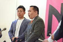 囲み取材を受けるミルクボーイ。