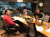 収録中のミルクボーイ。