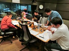 ラジオ収録に臨むミルクボーイ。