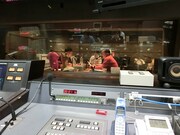 ラジオ収録に臨むミルクボーイ。