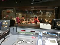 ラジオ収録に臨むミルクボーイ。