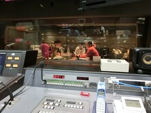 ラジオ収録に臨むミルクボーイ。