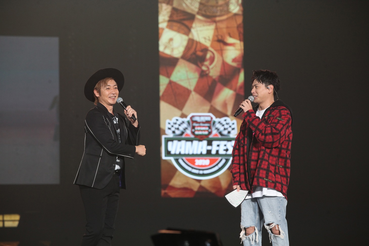 つるの剛士（左）と山下健二郎。
