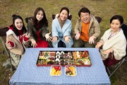 ドラマ「隕石家族」に出演する（左から）北香那、泉里香、羽田美智子、キャイ～ン天野、松原智恵子。(c)東海テレビ