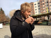 「迷宮グルメ 異郷の駅前食堂」でブルガリアを訪れ、天然のハチの巣のぶつ切りにかぶりつくヒロシ。(c)BS朝日