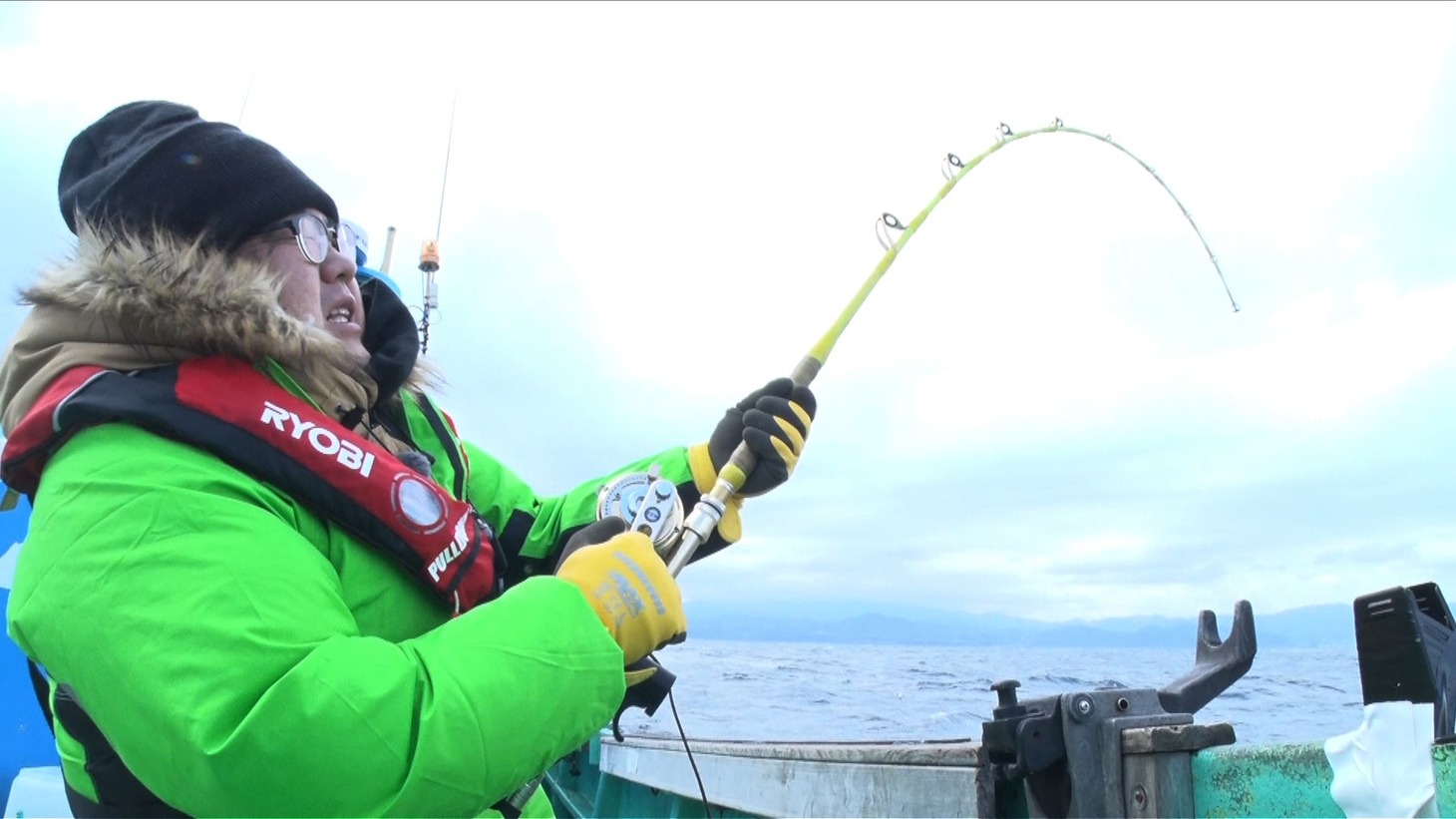 「デカい深海魚釣り」日本一に挑戦するタイムマシーン3号・関。(c)中京テレビ