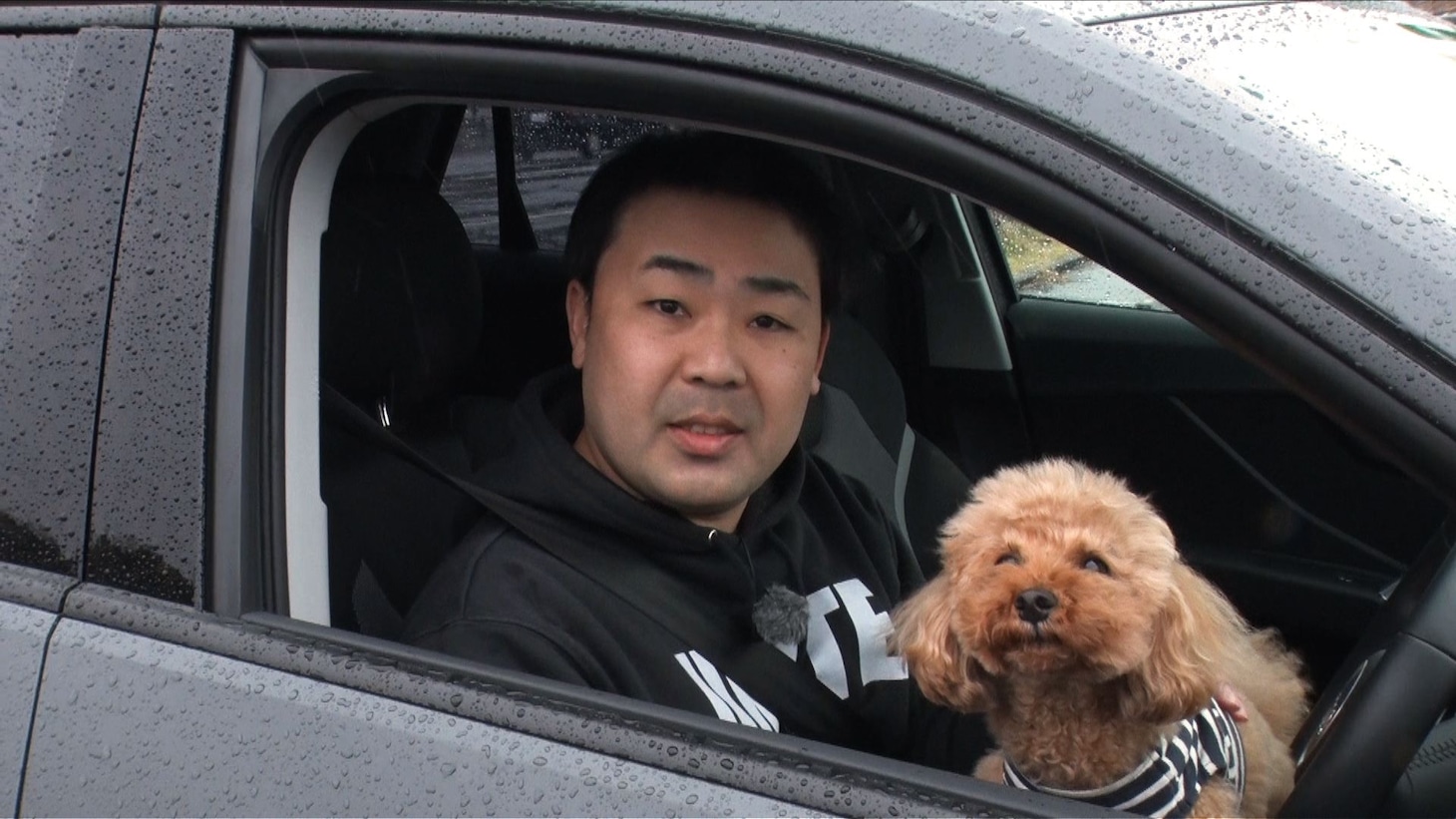 「相席食堂」に出演するフットボールアワー岩尾と愛犬のつくし君。(c)ABCテレビ