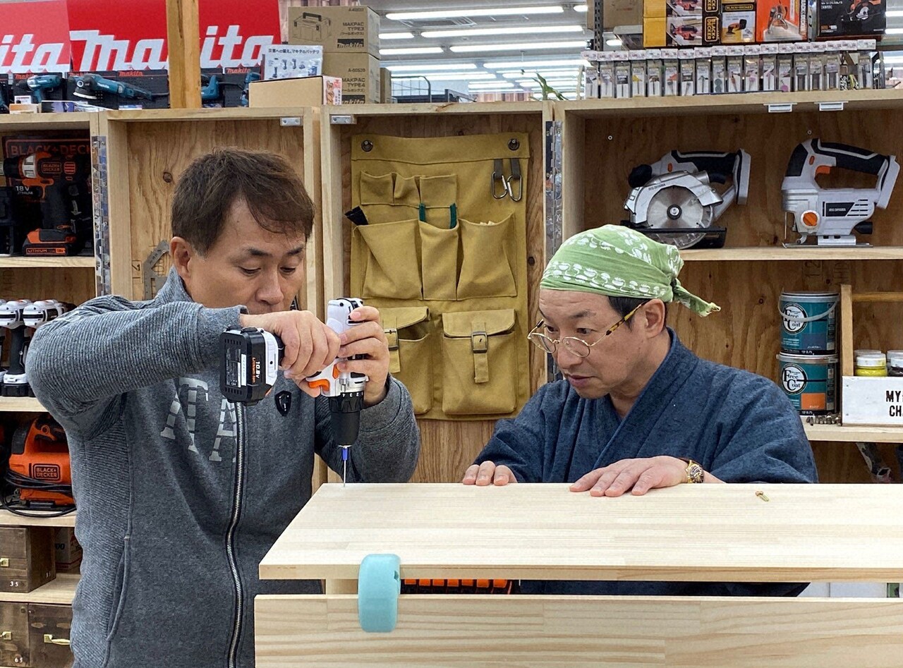 神奈月、猫も一緒にくつろげるドッグハウス作り