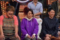 左から石塚英彦、ナヲ、チュートリアル福田。(c)読売テレビ