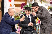 （左から）笑福亭鶴瓶、ミキ。(c)TBS