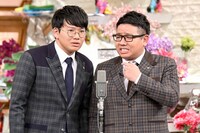 漫才を披露するミキ。(c)TBS