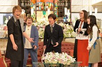 （左から）香取慎吾、ハリセンボン春菜、内村光良、滝沢カレン、八木優希。(c)フジテレビ