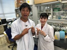 「私の研究費をください」に出演する、（左から）パンサー尾形、鶏内遥。(c)TBS